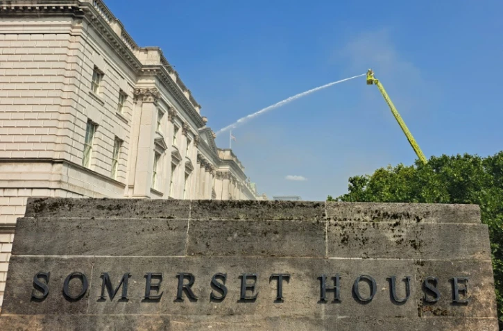 Des pompiers en action après un incendie sur le toit de la Somerset House, un centre d'art situé au coeur de Londres, le 17 août 2024