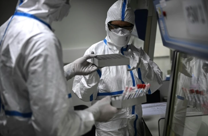 Des chercheurs à l'institut Pasteur font un séquençage génétique du virus du Covid-19, le 21 janvier 2021