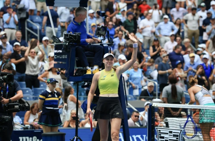 La joueuse du Kazakhstan et future N.1 mondiale Elena Rybakina salue la foule de l'US Open après sa victoire en quart de finale contre la Chinoise Zheng Qinwen le 9 septembre 2026