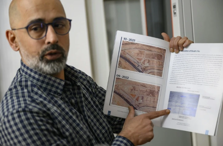 Riyad Avlar, ancien prisonnier et cofondateur de l'Association des détenus et disparus de la prison de Saydnaya (ADMSP), présente un livret de recherche sur la prison à Gaziantep, le 11 décembre 2024 en Syrie