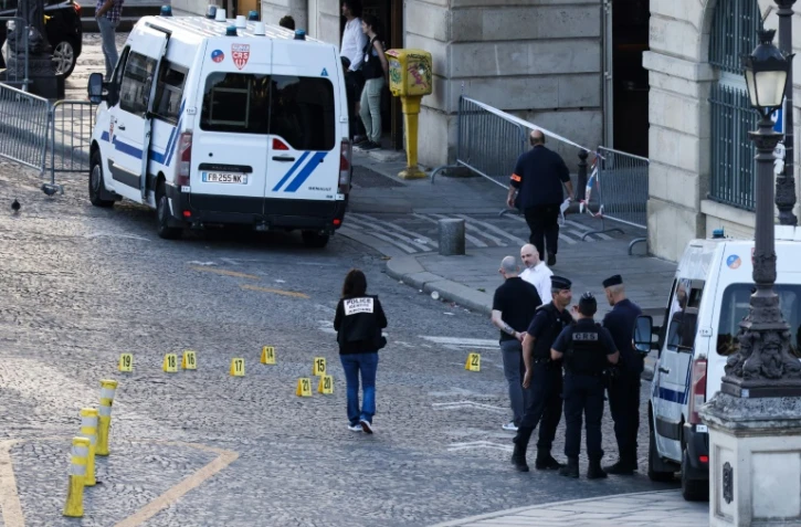 Reconstitution sur les lieux où deux personnes ont été tuées en avril par un policier sur le Pont-Neuf, le 17 juin 2022 à Paris