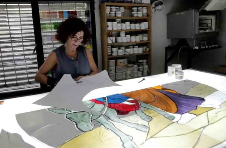 Maya Husseini, travaille sur des vitraux dans son atelier à Beyrouth le 18 septembre 2020