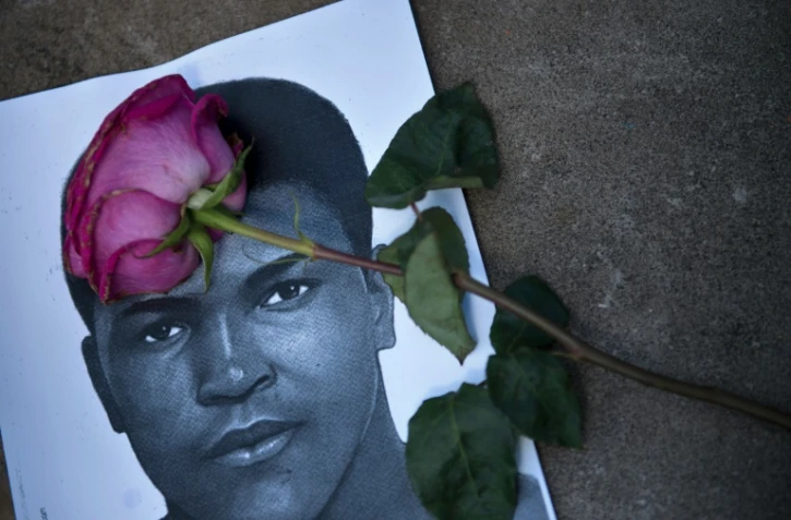 Une rose sur le portrait de Mohamed Ali dans le centre qui porte son nom, le 5 juin 2016 à Louisville dans le Kentucky