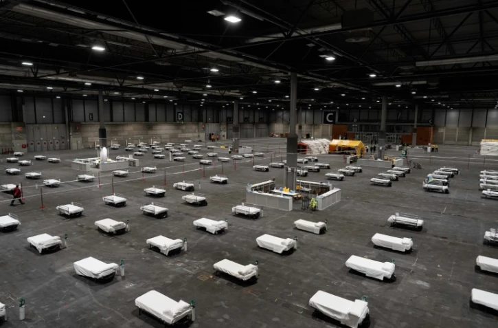 Photo fournie par la communauté autonome de Madrid montrant un hôpital temporaire monté dans le centre des expositions Ifema à Madrid, le 21 mars 2020