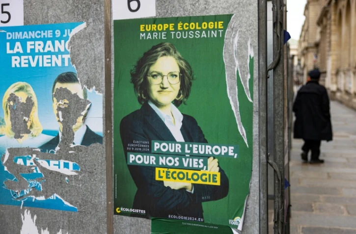 Une affiche de la campagne des élections européennes d'Europe écologie-Les Verts est partiellement déchirée, le 3 juin 2024 à Paris