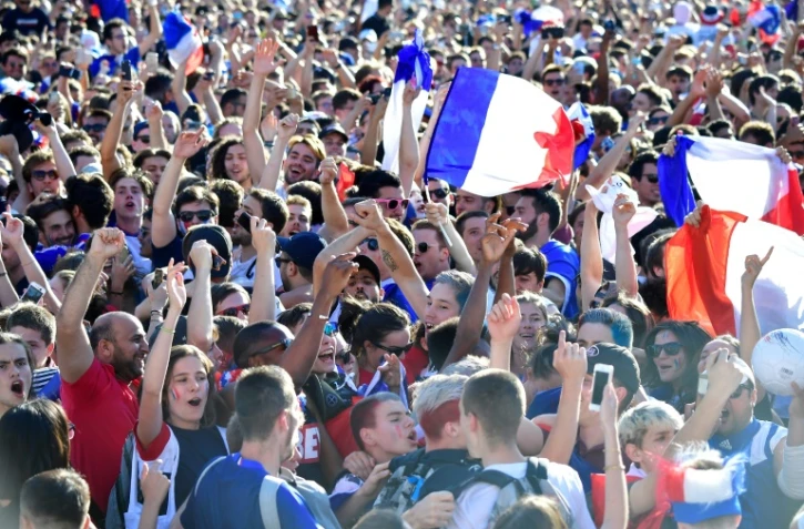 Des supporters massés dans une fan zone de Berlin pour la finale du Mondial entre la France et la Croatie, le 15 juillet 2018 