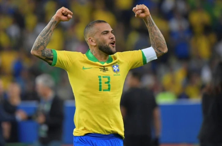 Le joueur brésilien Dani Alves célèbre la victoire du Brésil en Copa America à Rio de Janeiro, le 7 juillet 2019
