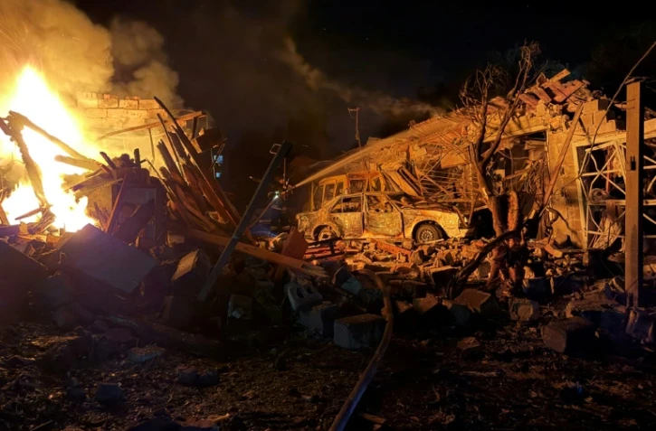 Un secouriste ukrainien intervient sur le site d'une frappe russe à Zaporijjia, en Ukraine, le 11 août 2026