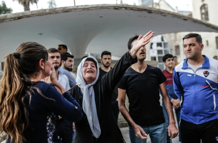 Des gens réagissent après qu'un tir de roquette a frappé une mosquée de la ville frontalière de Kilis, dans le sud-est de la Turquie, le 24 avril 2016
