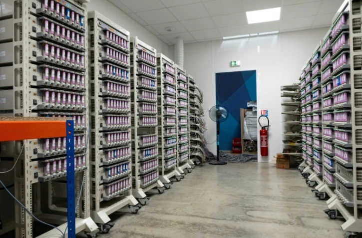Des cellules de batterie de seconde vie sont testées à l'usine VoltR, à Verrières-en-Anjou, le 10 juin 2025 en Maine-et-Loire
