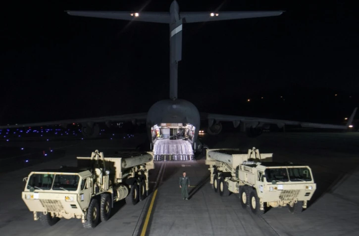 Les premiers éléments du bouclier antimissile américain THAAD sont déchargés sur Osan Air Base, base de l'US Air Force en Corée du Sud près de la ville d'Osan, le 6 mars 2017