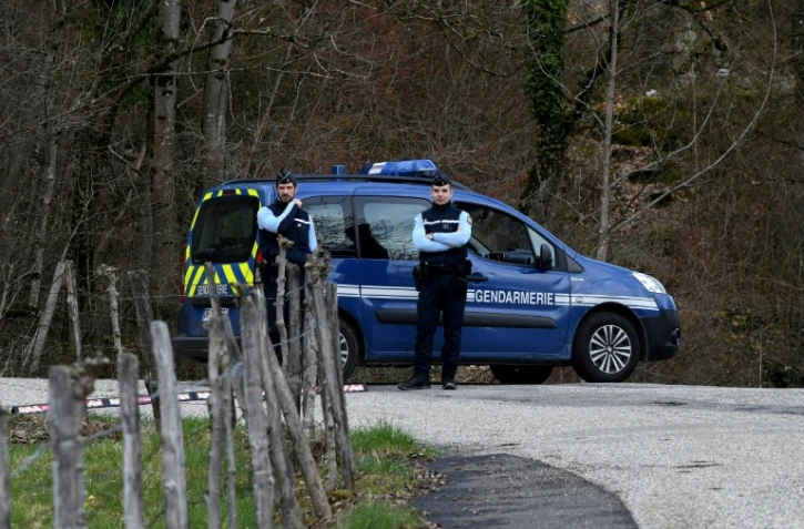 Des gendarmes bloquent le col de Marocaz près de Cruet le 29 mars 2018 alors que Nordahl Lelandais, qui est soupçonné d'avoir assassiné le caporal Arthur Noyer, est transporté par les enquêteurs sur le site où les restes de la victime ont été retrouvés