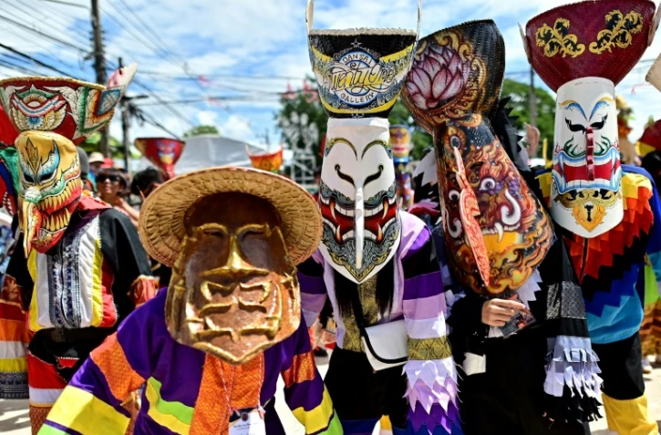 Défilé de masques lors du festival de Phi Ta Khon, ou "festival des fantômes", dans la province de Loei, le 24 juin 2023 dans le nord-est de la Thaïlande