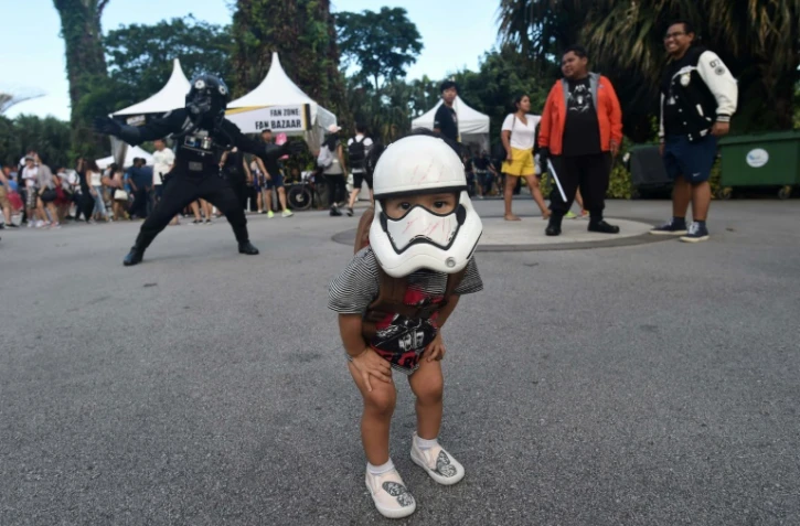 Un jeune fan pose avec un masque de Stormtrooper, lors d'un festival consacré à la saga Star Wars, à Singapour, le 4 mai 2017