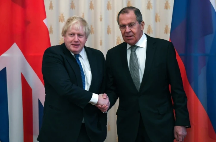 Le ministre britannique des Affaires étrangères Boris Johnson (g) est reçu par son homologue russe Sergei Lavrov le 22 décembre 2017 à Moscou