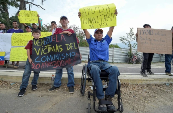 Des personnes manifestent contre le président vénézuélien Nicolas Maduro et en faveur du passage de l'aide humanitaire au Venezuela dans la ville frontalière colombienne de Cucuta, le 8 février 2019.
