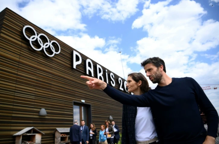 Tony Estanguet avec la ministre des Sports Amélie Oudéa-Castera lors d'une visite du siège du comité d'organisation des Jeux olympiques de Paris à Saint-Denis, près de Paris, le 31 mai 2022