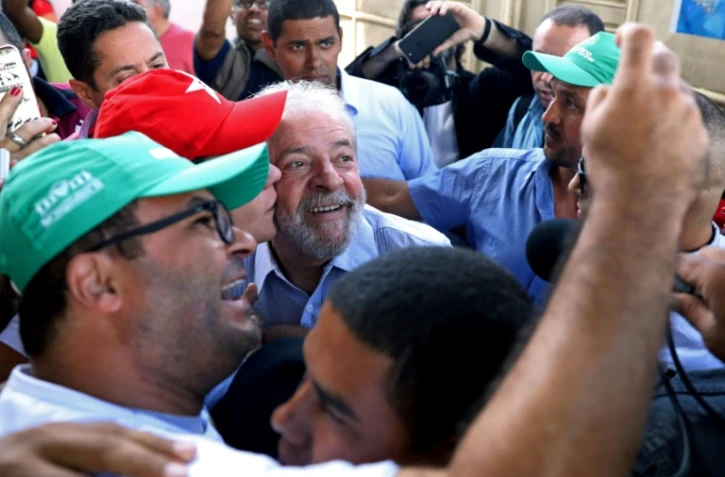 L'ancien président du Brésil Luiz Inacio Lula da Silva (c) pose à Feira de Sanatana avec des partisans lors de sa tournée "Lula pour le Brésil", qui le mènera dans 20 villes du nord-est pauvre du pays, le 19 août 2017
