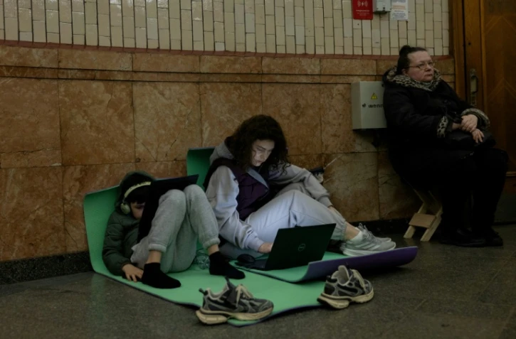 Des habitants se mettent à l'abri dans le métro de Kiev pendant une attaque aérienne russe, le 3 avril 2026 