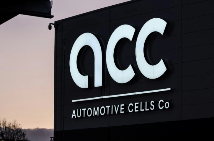 Le logo de la société Automotive Cells Company (ACC), qui produit des batteries lithium-ion pour les véhicules électriques, le 2 décembre 2024 à Douvrin, dans le Pas-de-Calais