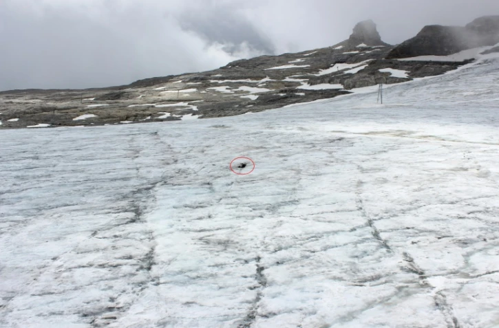 Photo fournie le 19 juillet 2017 par la police suisse du canton du Valais montrant les corps d'un couple rendus par un glacier après 75 ans près des Diablerets