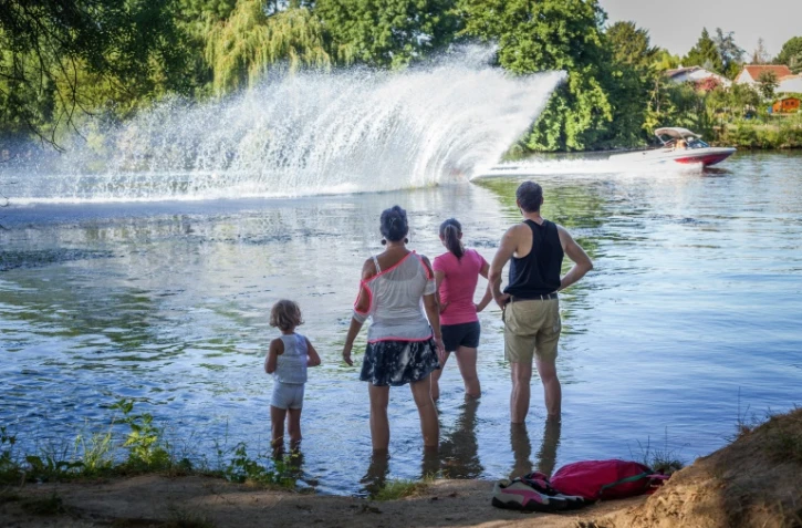Une famille au bord du canal Charente le 19 juillet 2006 à Angoulême où il fait 40°