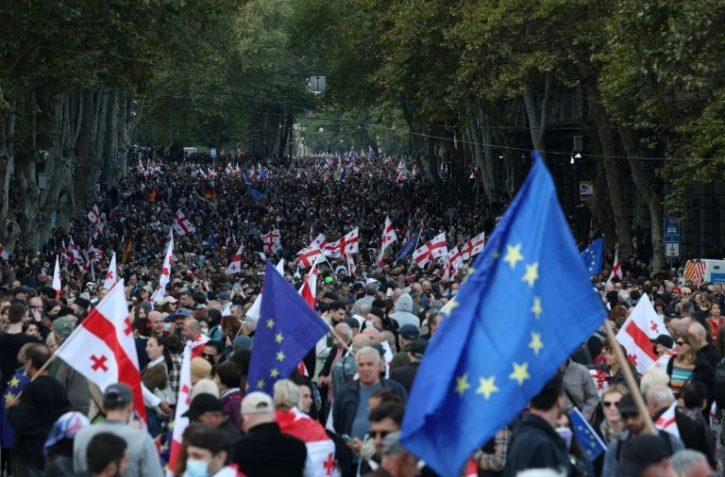 Manifestation contre le pouvoir à Tbilissi, lors des élections locales, le 4 octobre 2025 en Géorgie