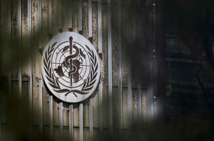 Logo de l'OMS, au siège de l'organisation, le 13 mars 2025 à Genève