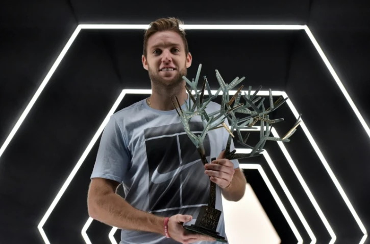 L'Américain Jack Sock pose avec son trophée après sa victoire face au Serbe Filip Krajinovic en finale du Masters 1000 de Paris-Bercy, le 5 novembre 2017