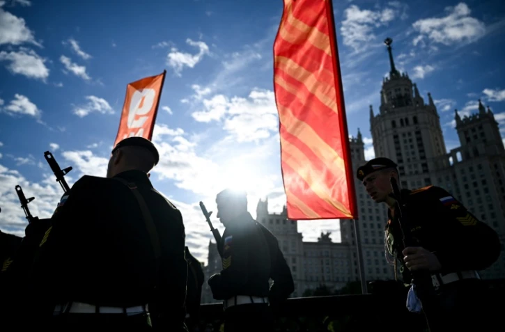 Des soldats russes se préparent à la répétition générale du défilé du Jour de la Victoire, le 7 mai 2025 à Moscou