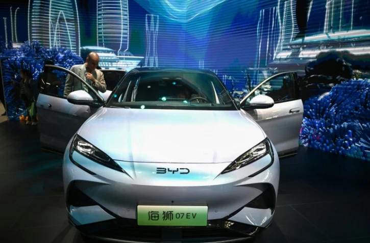 Une voiture électrique BYD 07 EV exposée au Salon automobile Auto China, le 25 avril 2024 à Pékin