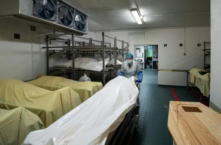 Un soignant déplace le corps d'un patient décédé du Covid-19 dans la chambre mortuaire de l'hôpital Bichat Claude Bernard, à Paris, le 29 janvier 2021