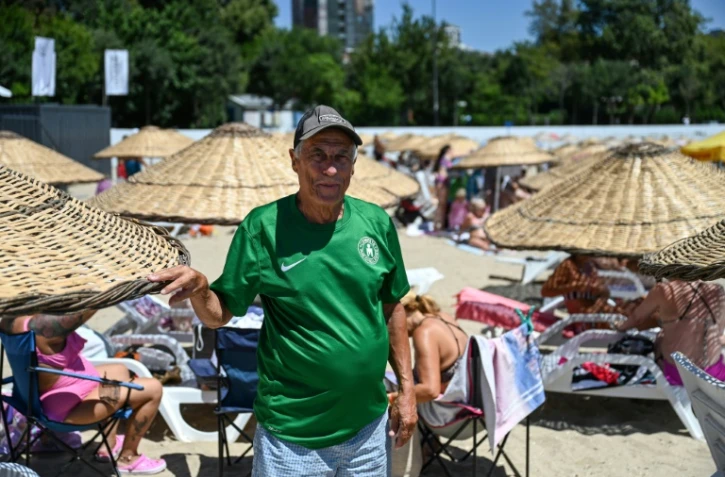 Metin Cakmacki, sur la plage de Caddebostan, sur la côte asiatique à Istanbul, le 28 juillet 2022
