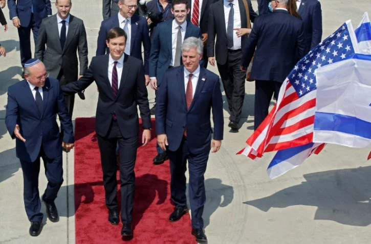 Jared Kushner, le conseiller du président américain (C), marche aux côtés du conseiller à la sécurité américain Robert O'Brien (D) et du Meir Ben-Shabbat, chef du Conseil de la sécurité nationale israélien (G),  le 31 août 2020 à l'aéroport de Tel Aviv, en Israël