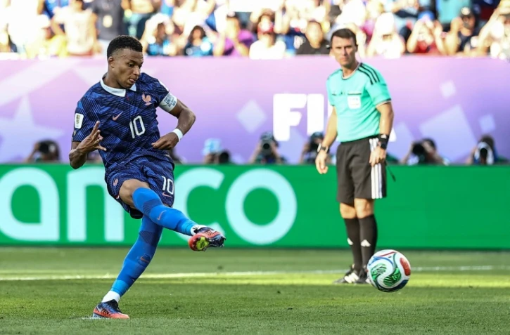 Kylian Mbappe transforme son penlaty lors de la victoire des Bleus en 16e de finale de la Coupe du monde contre le Paraguay, le 4 juillet 2026 Ă Philadelphie