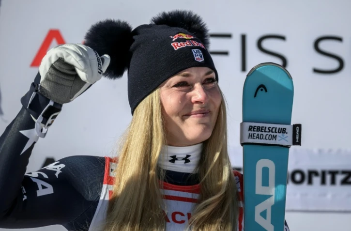 Lindsey Vonn pleure de joie sur le podium après sa victoire dans la descente de St Moritz, le 12 décembre 2025