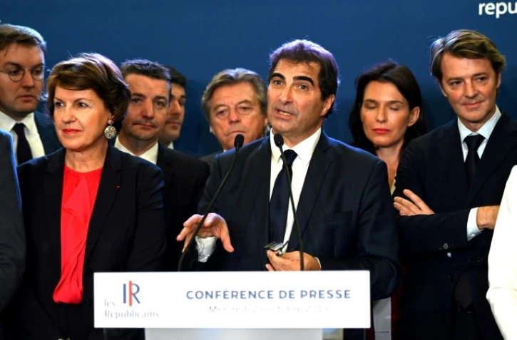 Le président des  Republicains (LR) Christian Jacob entouré d'autres membres du parti dont François Baroin (d) lors d'une réunion à Paris, le 23 octobre 2019