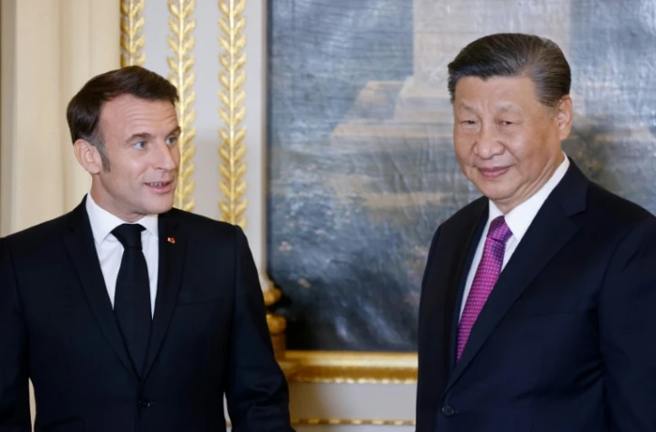 Le président français Emmanuel Macron (g) s'entretient avec son homologue chinois Xi Jinping dans le cadre de la visite d'Etat de deux jours du président chinois en France, au palais de l'Elysée à Paris, le 6 mai 2024