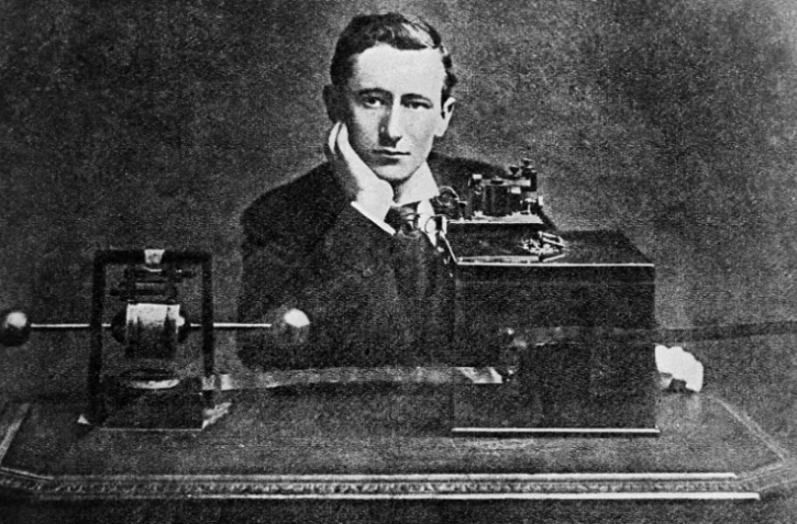 Le physicien italien Guglielmo Marconi, ici en 1896, un des inventeurs de la radio, de construire Radio Vatican