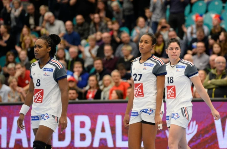 La déception des joueuses françaises, éliminées en quart de finale du Mondial de handball, le 16 décembre 2015 à Kolding
