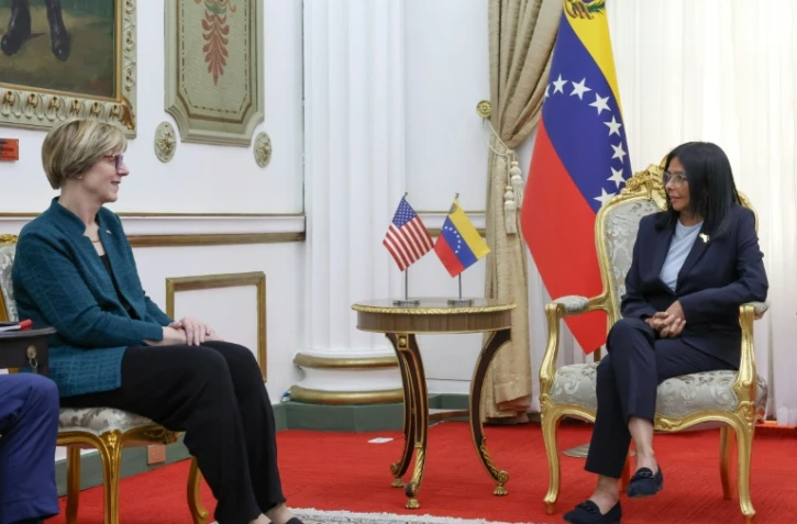La présidente par intérim du Venezuela Delcy Rodriguez (à gauche) reçoit la chargée d'affaires américaine Laura Dogu, le 2 février 2026 à Caracas