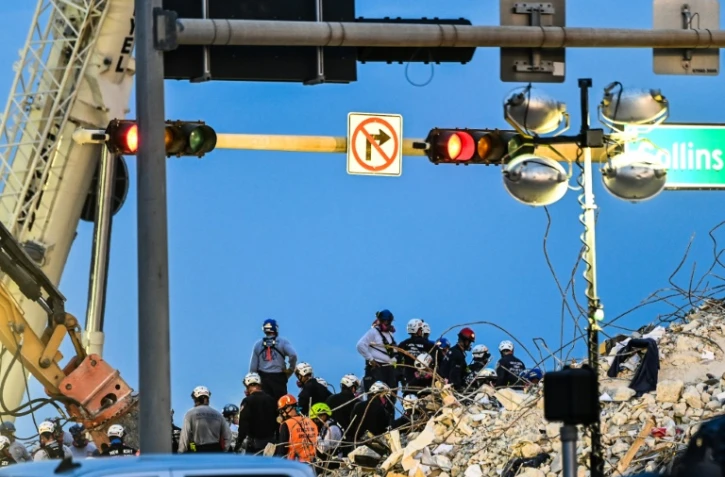 Recherche de survivants dans les décombres d'un immeuble effondré, le 7 juillet 2021 à Surfside, en Floride