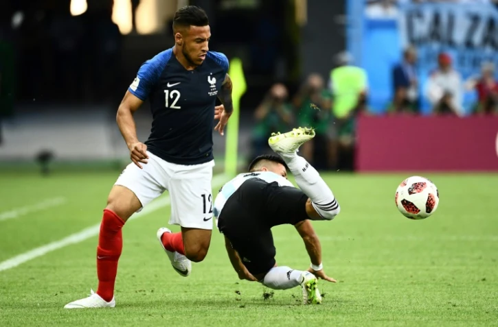 Le milieu Corentin Tolisso au duel avec l'Argentin Maximiliano Meza en 8e de finale du Mondial à Kazan, le 30 juin 2018