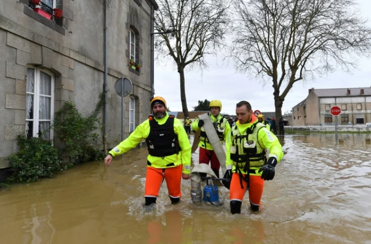 Des sauveteurs à l'oeuvre à Redon où la décrue se poursuit le 1er février 2025