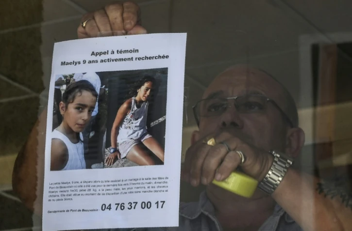 Le gérant d'un bar affiche sur sa vitrine une photo de Maëlys à Pont-de-Beauvoisin le 28 août 2017