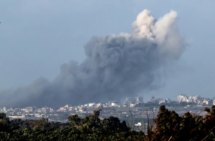 De la fumée s'élève au-dessus de la bande de Gaza, le 12 janvier 2024 depuis le sud d'Israël