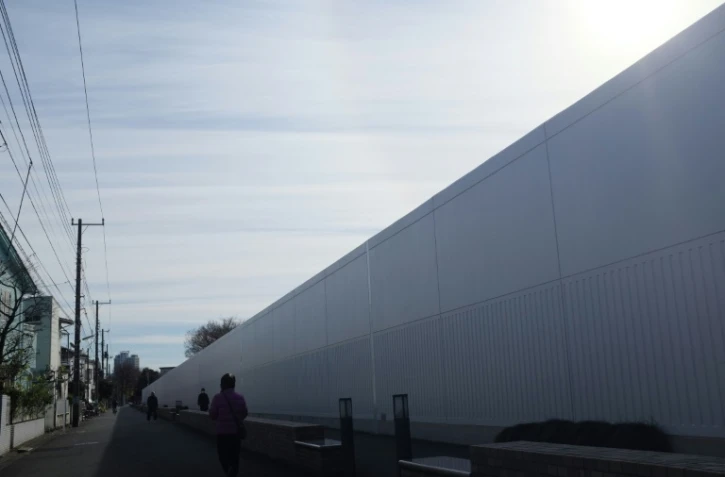 Le mûr de la prison de Fuchu, le plus grand centre pénitentiaire pour hommes dans la banlieue de Tokyo, le 8 décembre 2016