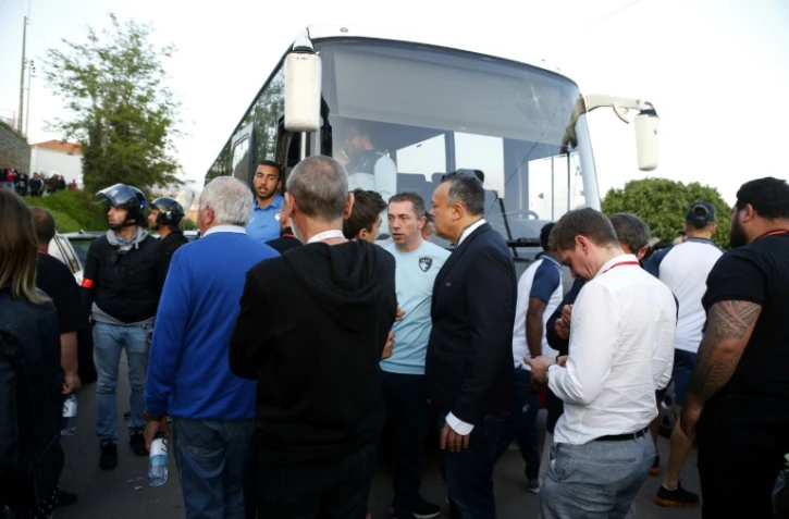 Le bus des joueurs du Havre immobilisé après avoir essuyé des des projectiles aux abords du stade d'Ajaccio, le 18 mai 2018 