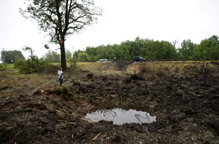 Un cratère de bombe dans la région de Voronej, en Russie, le 27 juin 2023