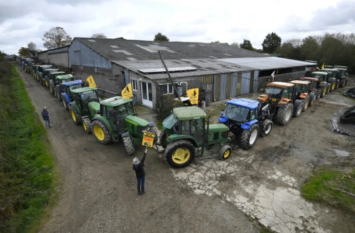 Des agriculteurs opposés au projet d'aéroport de manifestent près du site de Notre-Dame-des-Landes, le 10 novembre 2016 